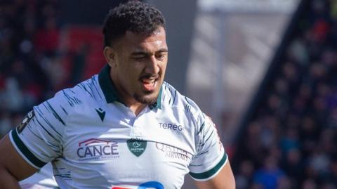 Carwyn Tuipulotu draws breath