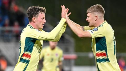 Nathan Broadhead a Jordan James