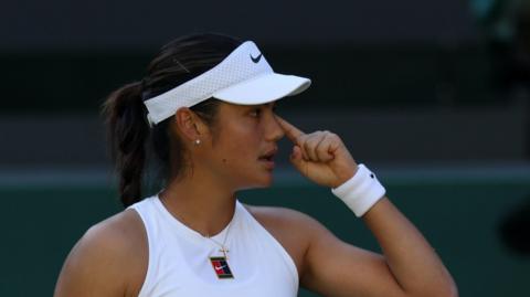 Emma Raducanu points to her head