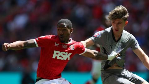 Charlton Athletic's Kayne Ramsay and Leyton Orient's Oliver O'Neill (right) battle for the ball