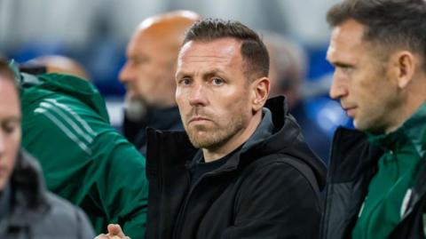 Craig Bellamy yn ystod gêm Cymru'n erbyn Montenegro yn Stadiwm Dinas Caerdydd yn 2024
