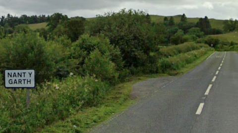 Arwydd Bwlch Nant y Garth, A5025 ger Rhuthun