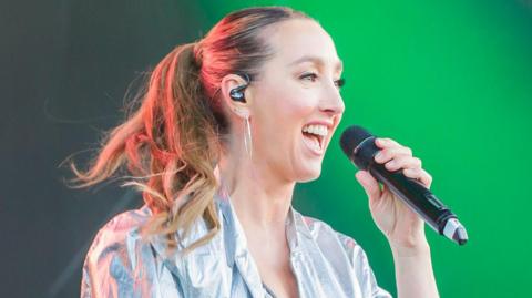 Alice Deejay singing