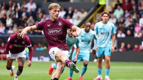 Zian Flemming strikes penalty