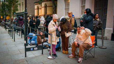 Queue for Skin Cupid opening