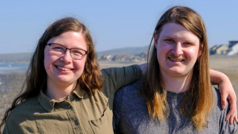 Katie Laurie gyda Will Peckham, aeth hefyd i drafferthion yn Borth. 