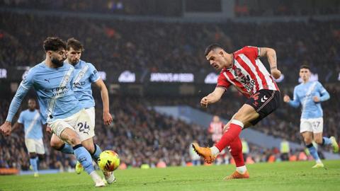 Granit Xhaka of Sunderland has a shot on goal