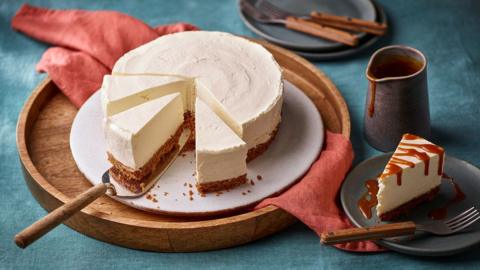 Vanilla cheesecake with caramel sauce