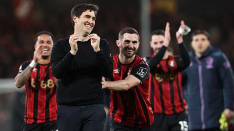 Andoni Iraola acknowledges the fans