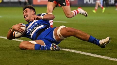 Ewan Richards scores a try for Bath