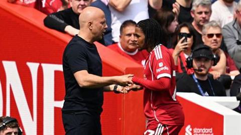 Arne Slot speaks to Rio Ngumoha