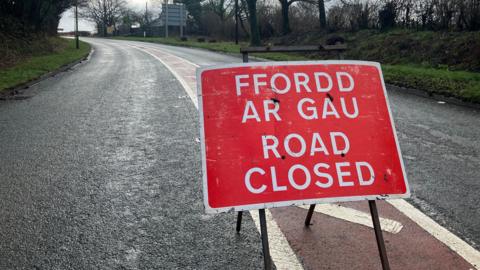 Arwydd yn dweud fod y ffordd ar gau ar yr A4063 ym Mhen-y-bont ar Ogwr