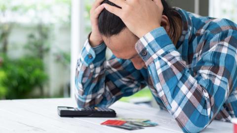 Llun person sydd wedi cael ei sgamio