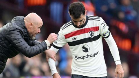 Erik ten Hag, Manager of Manchester United, gives instructions to Bruno Fernandes