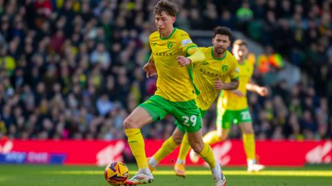 Norwich City's Oscar Schwartau in action against Swansea