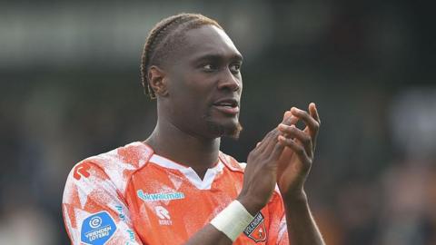 Gibson Yah applauds the Volendam fans.
