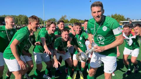 Ross Allen lifts Muratti Vase