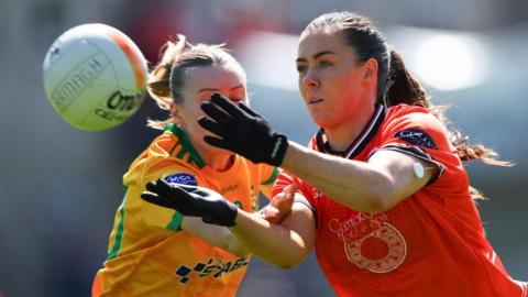 Caoimhe Keon tackles Niamh Henderson