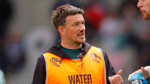 Alex Davies gives advice while on the pitch as Leicester's water carrier