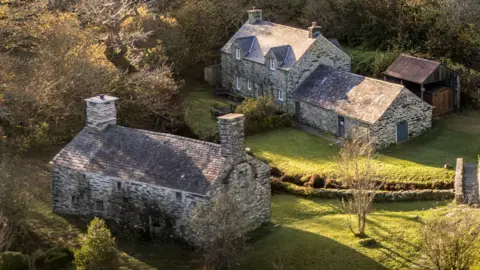 Glan yr Afon a Thŷ Mawr Wybrnant