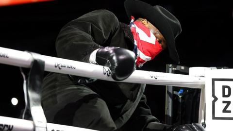 Derek Chisora goes through the ropes in a cowboy hat and UK bandana