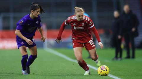 Ceri Holland takes on Jana Fernandez