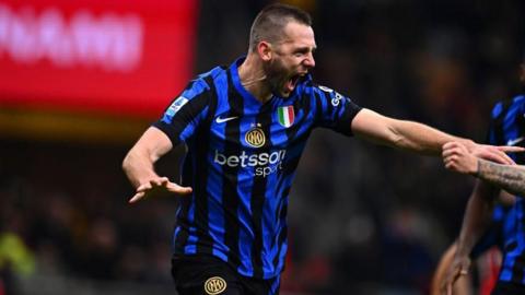 Stefan de Vrij celebrates scoring a stoppage-time equaliser to deny Milan victory in Serie A.