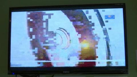 TV screen in China broadcasting BBC World starts to pixellate (11 May 2016)