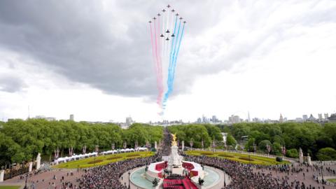 the red arrows fly over crowds gathered outside buckingham palace in london