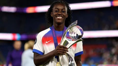 Michelle Agyemang holding the Euro 2025 trophy