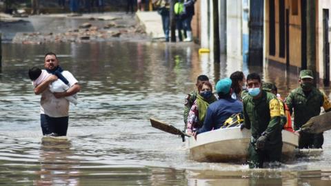 Mexican soldiers evacuate patients of a hospital in Tula, Hidalgo state, Mexico. Photo: 7 September 2021