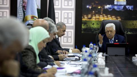 Palestinian Authority President Mahmoud Abbas chairs a cabinet meeting in Ramallah (19 April 2019)