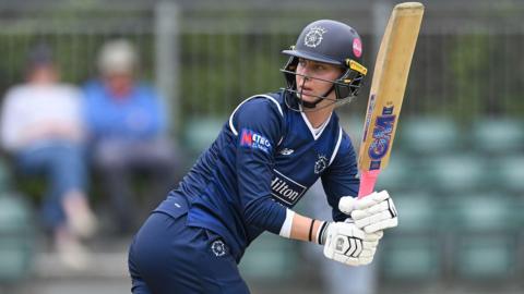 Freya Kemp in action for Hampshire