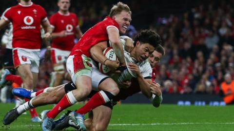 Caleb Muntz scores try for Fiji