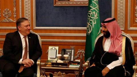 Saudi Crown Prince Mohammed Bin Salman (R) with US Secretary of State Mike Pompeo in Riyadh, 16 October 2018