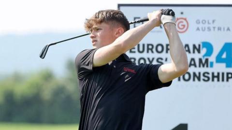Dion Reagan, 17 oed yn golffio
