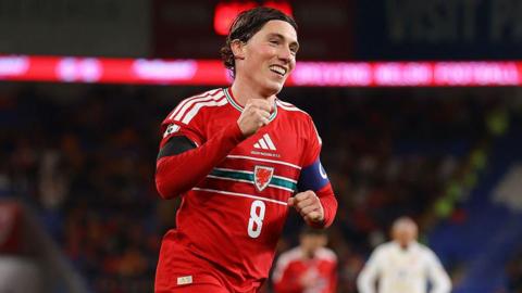 Harry Wilson yn dathlu sgorio ei drydedd gôl yn y fuddugoliaeth o 7-1 yn erbyn Gogledd Macedonia yn rowndiau rhagbrofol Cwpan y Byd 2026