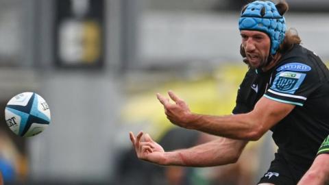 Justin Tipuric of Ospreys in action against Oisin Dowling of Connacht