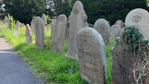 Beddau ym mynwent Capel Annibynnol Bethel yn Sgeti