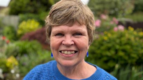Roedd Gwen Buchan, o'r Barri, wedi bod yn glir o ganser am dros ddegawd cyn ei deiagnosis o ganser eilaidd y llynedd
