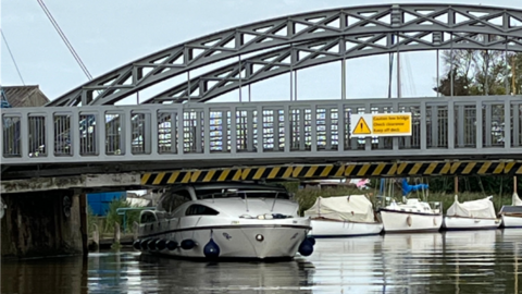 Boat stuck under St Olaves bridge 