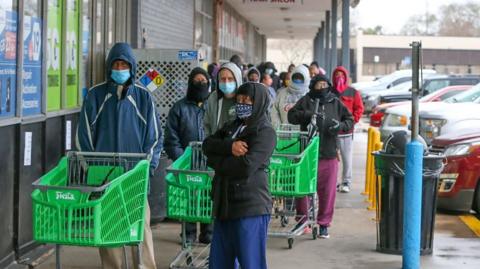 People in Texas wait for food