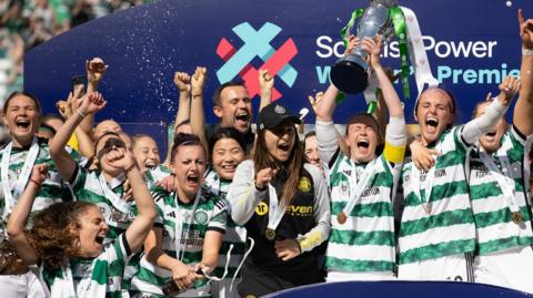 Celtic lift trophy