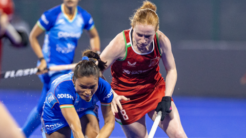 Sarah Jones battles for the battle with an Indian player