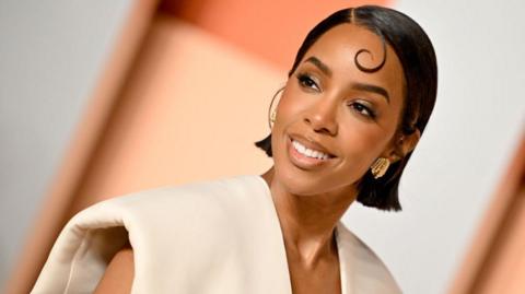 Kelly Rowland smiling