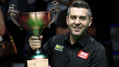 Mark Selby lifts the trophy
