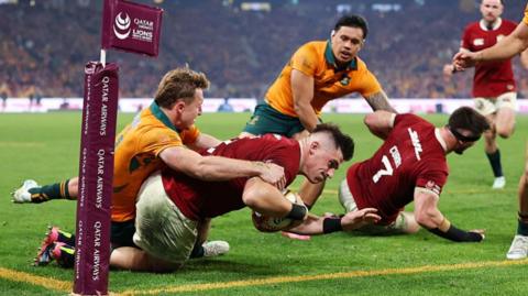 Dan Sheehan scores