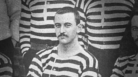 Màrtainn Mac a' Phì ann an sgioba London Caledonians. Dealbh bho Bhòrd Leabharlainn Bhreatainn. Còraichean uile glèidhte. Le taing do Thasglann Phàipearan-Naidheachd Bhreatainn 