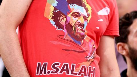 A fan wears a shirt dedicated to Liverpool / Egypt player Mohamed Salah