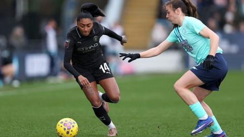 Kerolin takes on Lucia Corrales